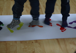 Zabawy ruchowe na macie z kolorowymi stopami